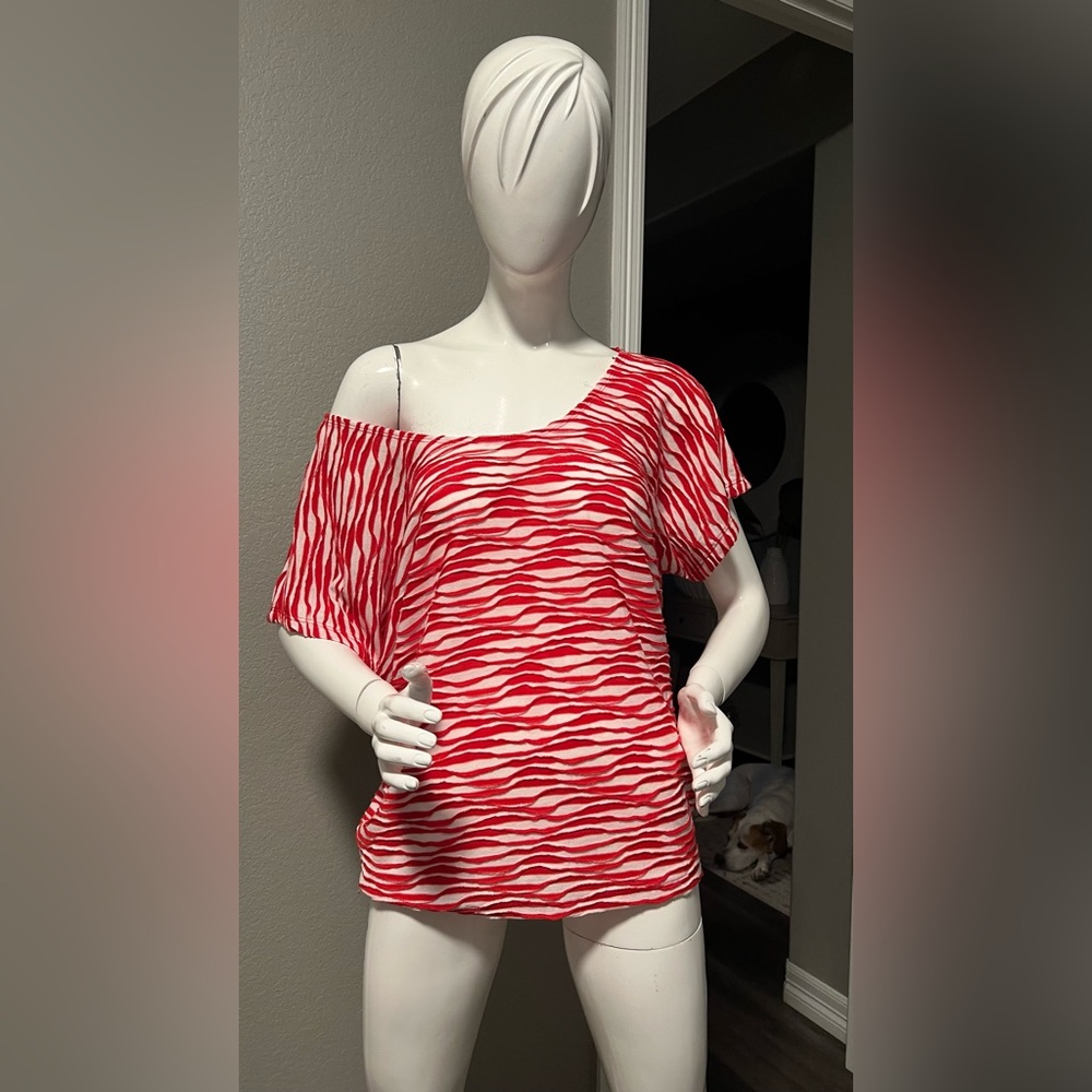 Kim & Cami Red and White Wave Pattern Tee Size M